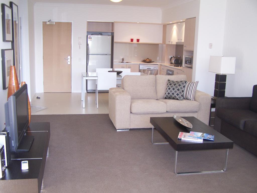 Chancellor Executive Apartments Gold Coast Room photo